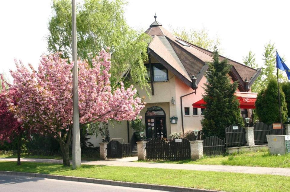 Kocsis Panzió és Étterem 2900 Komárom, Tácsics Mihály u. 79 kép - 1