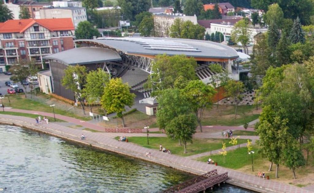 an overhead view of a building next to a body of water at Apartament nad Jeziorem Drwęckim w Ostródzie z klimatyzacją in Ostróda