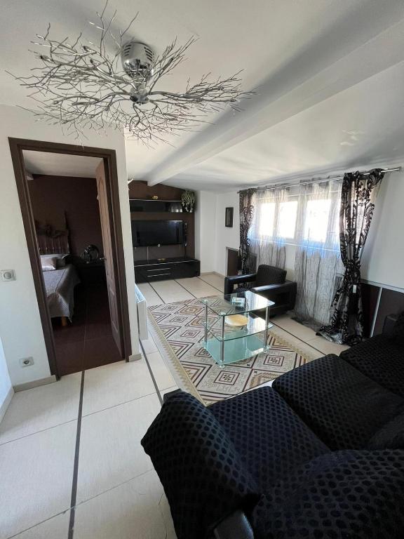 un salon avec un canapé et une table dans l'établissement appartement, à Villemomble