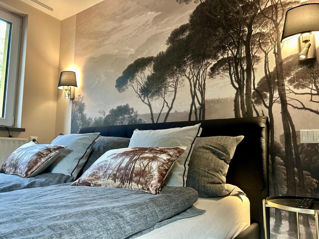 ein Schlafzimmer mit einem Bett und einem Gemälde an der Wand in der Unterkunft Villa Pauline - FeWo Bretagne in Bad Sooden-Allendorf