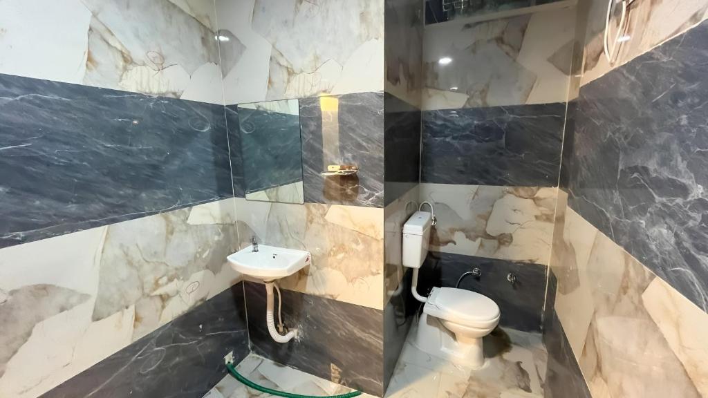 Koupelna v ubytování Hotel Abhinanadan