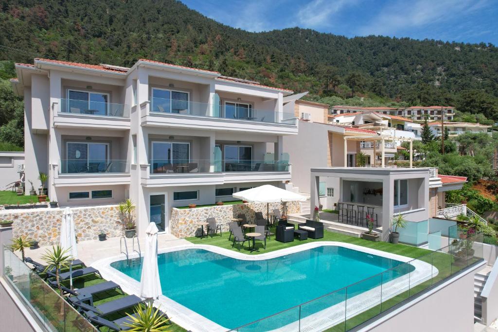 クリッシ・アモウディアにあるFINIKAS LUXURY SUITES Thassos Golden Beachのスイミングプール付きヴィラのイメージ