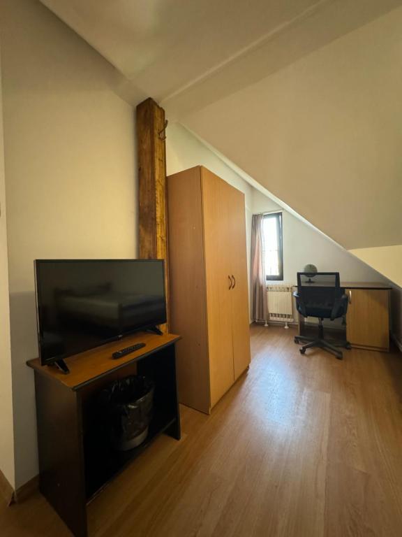 TV a/nebo společenská místnost v ubytování Sport Hostel Cluj