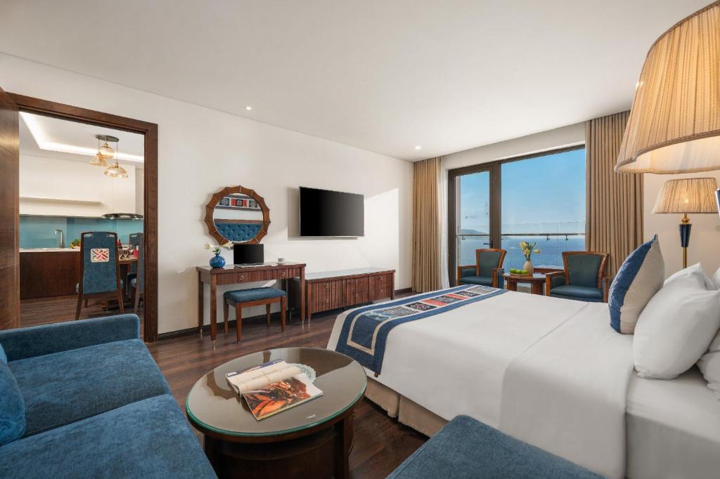 TV a/nebo společenská místnost v ubytování Balcona Hotel Da Nang