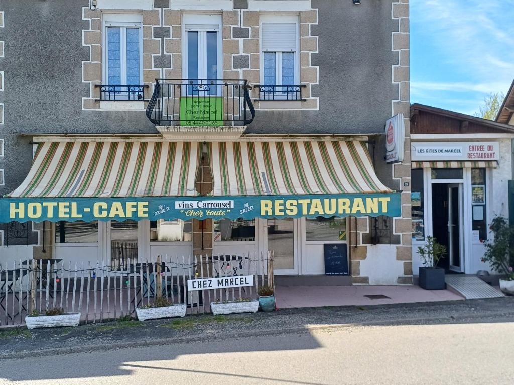 un bâtiment hôtelier avec une porte d'entrée et un restaurant dans l'établissement Les gites de Marcel, à Marcillac-la-Croisille