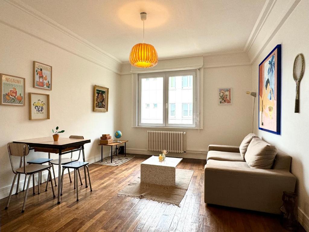 un salon avec un canapé et une table dans l'établissement La Turenne ! Hypercentre, à Lorient