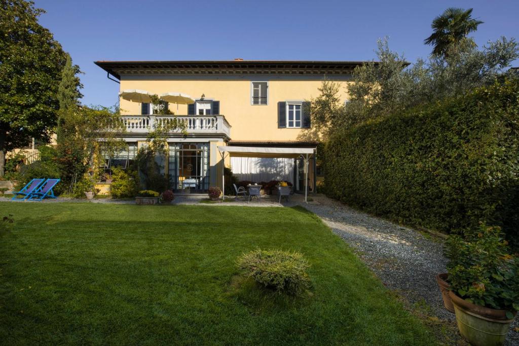 een uitzicht op een huis met een tuin bij Al Porto Di Lucca B&B in Lucca