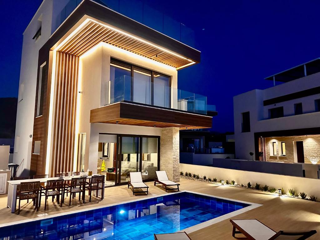 Bazén v ubytování Santa Barbara Seafront villas w jacuzzi pool nebo v jeho okolí