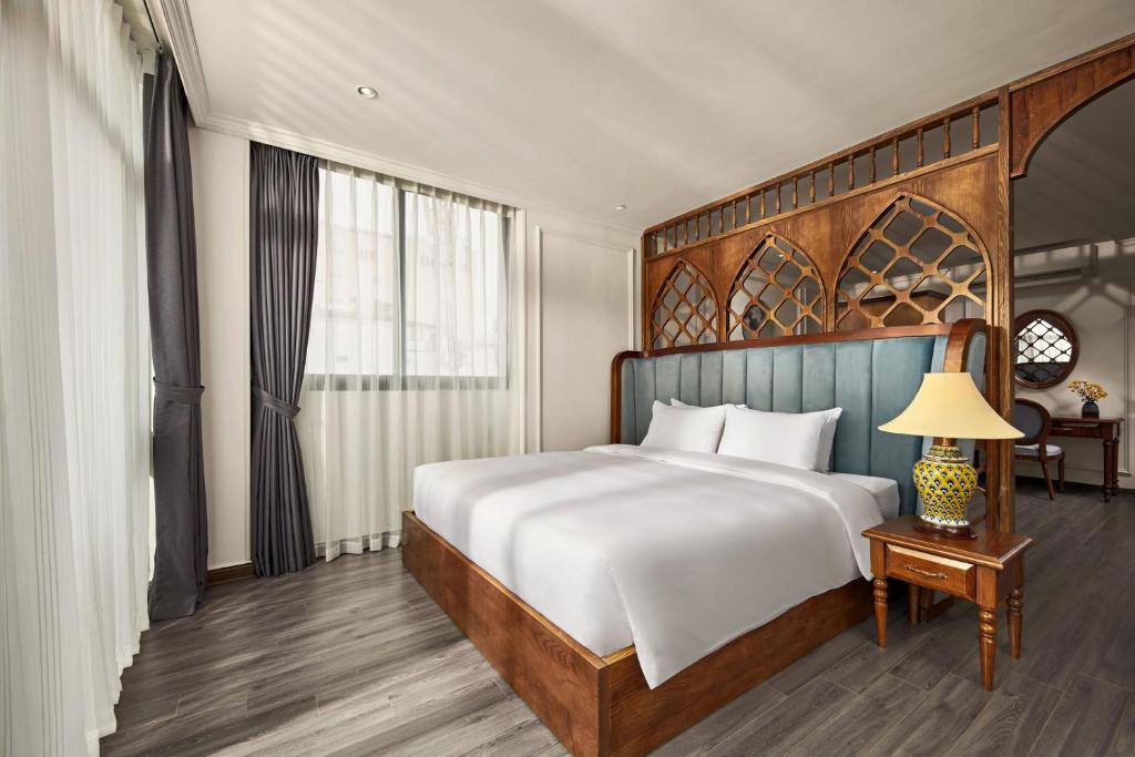 Postel nebo postele na pokoji v ubytování Eliana Premio Hotel Hanoi