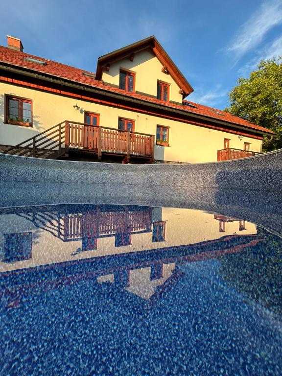 Bazén v ubytování Na samotě u lesa nebo v jeho okolí