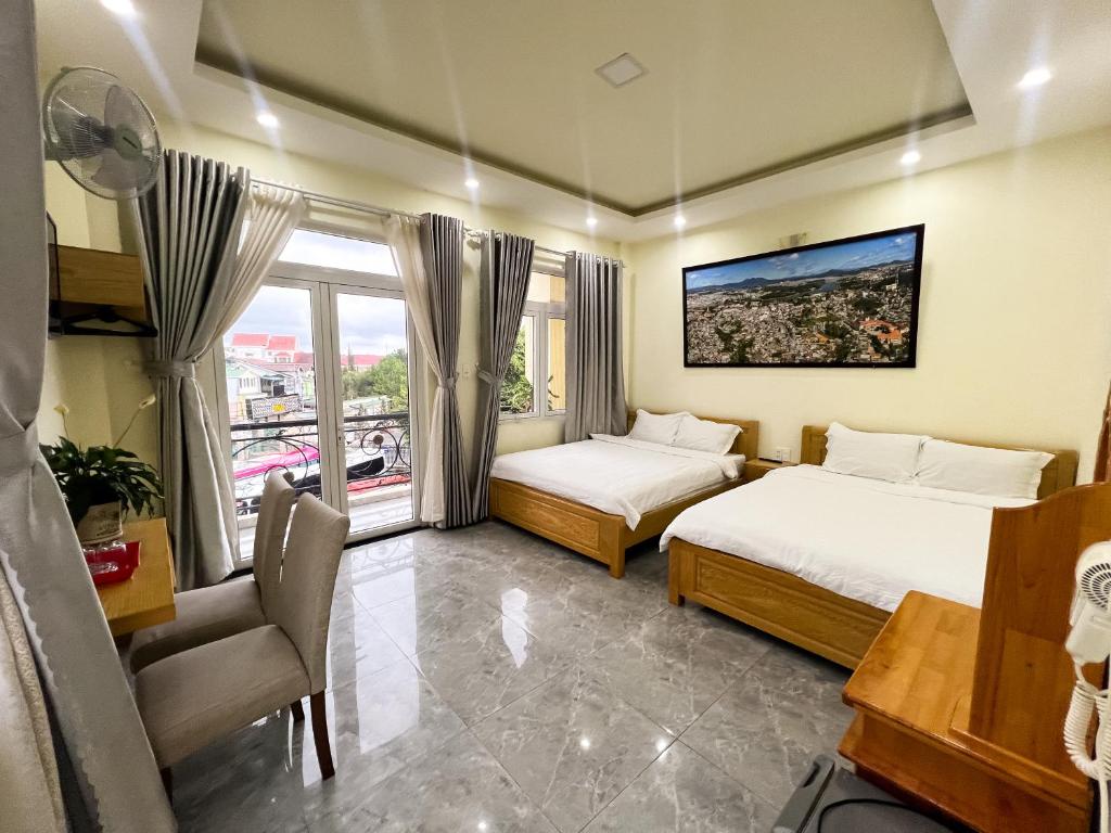 Postel nebo postele na pokoji v ubytování Phùng Thịnh Hotel
