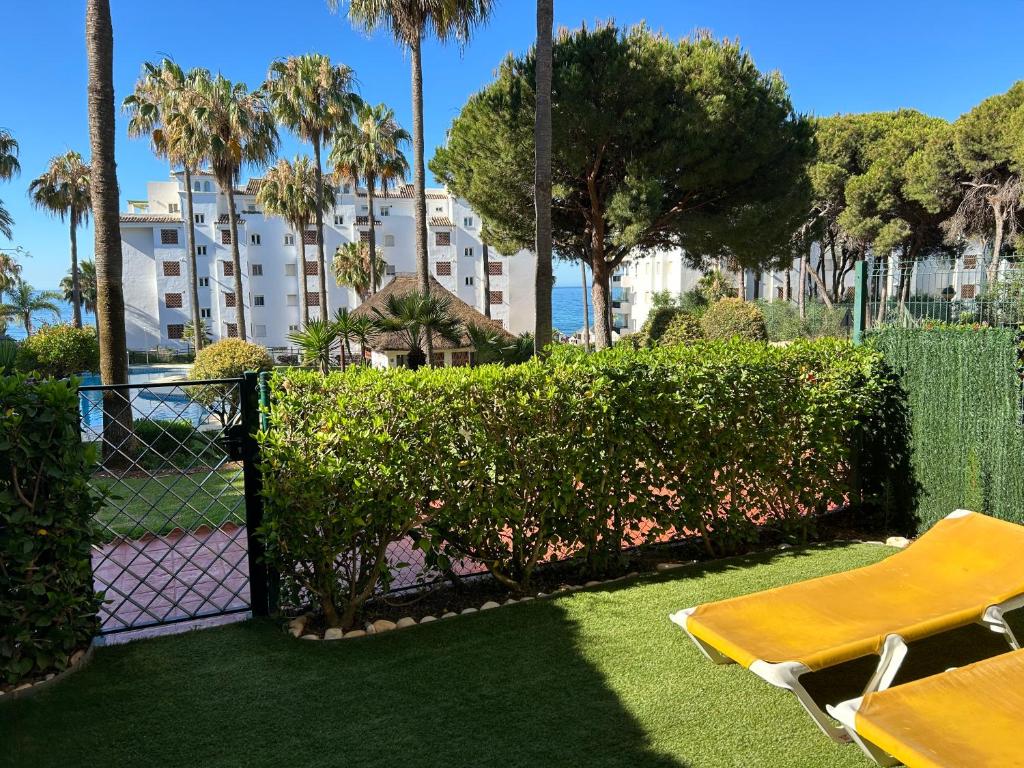 Zahrada ubytování MI CAPRICHO, Beachfront, Grownfloor, Private Garden & Terrace