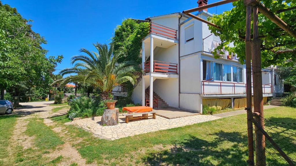 ein Haus mit einer Bank davor in der Unterkunft Davor 1 in Dajla