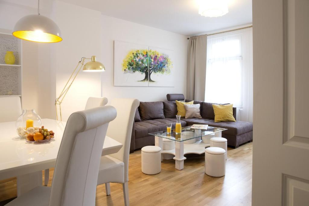 ein Wohnzimmer mit einem Sofa und einem Tisch in der Unterkunft Leon Suite Apartments in Leipzig