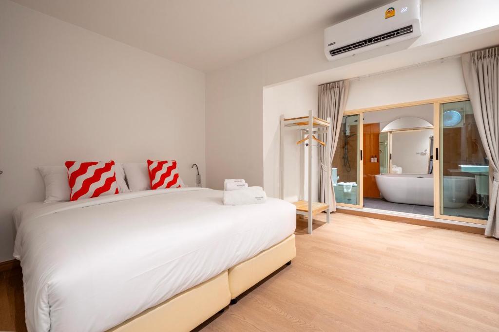 
Deluxe Room with Bathtub - No Window
