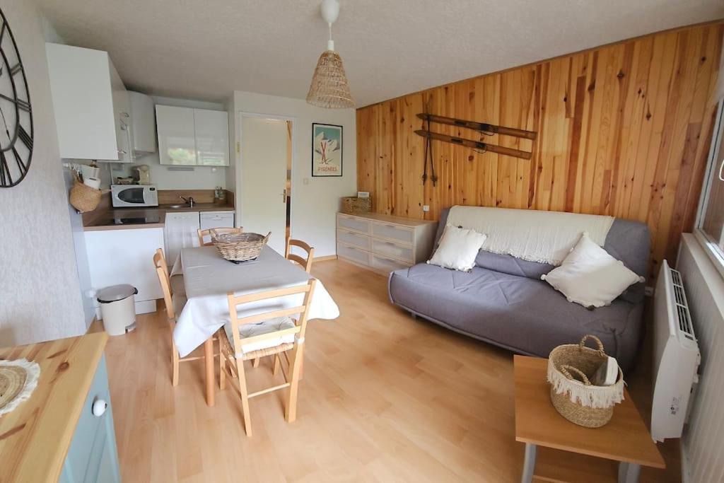 un salon avec un canapé et une table dans l'établissement Appartement au coeur de Saint Lary Soulan, à Saint-Lary-Soulan
