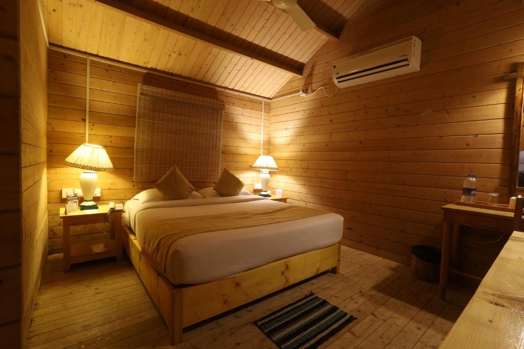 Postel nebo postele na pokoji v ubytování Lotus an Eco Resort Konark