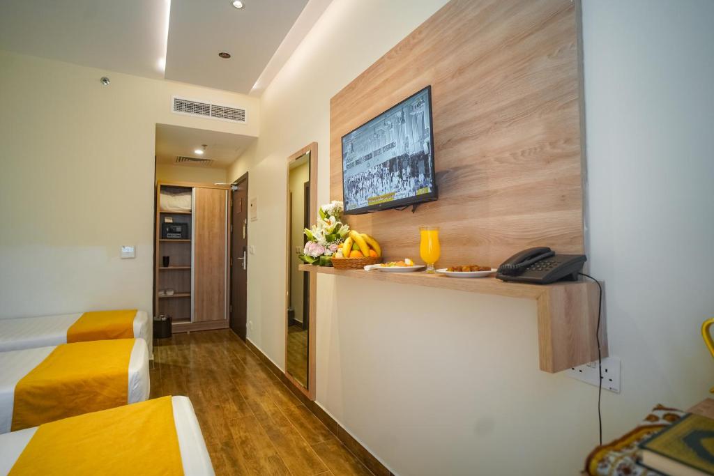 TV a/nebo společenská místnost v ubytování Worth Elite Hotel