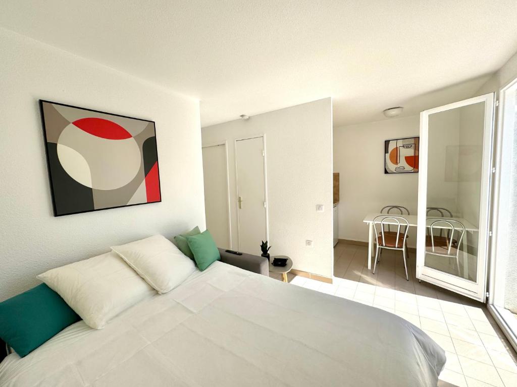 A bed or beds in a room at Beach Cannes Bungalows