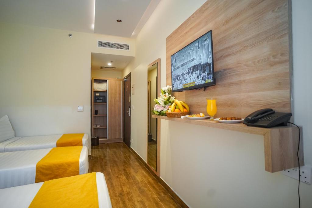 TV a/nebo společenská místnost v ubytování Worth Elite Hotel
