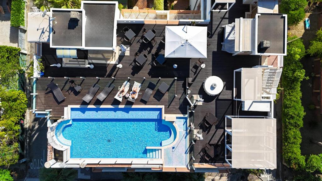 an overhead view of a swimming pool in a house at Zen Hotel Versilia in Marina di Pietrasanta