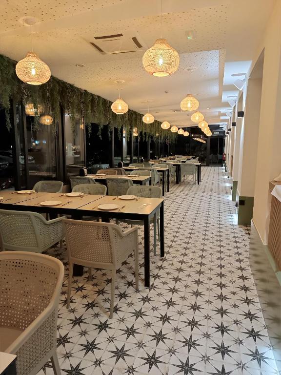 Reštaurácia alebo iné gastronomické zariadenie v ubytovaní Hotel Don Pepo