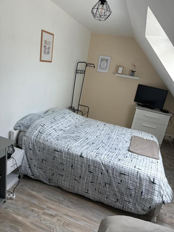Postel nebo postele na pokoji v ubytování Chambre chez thomas
