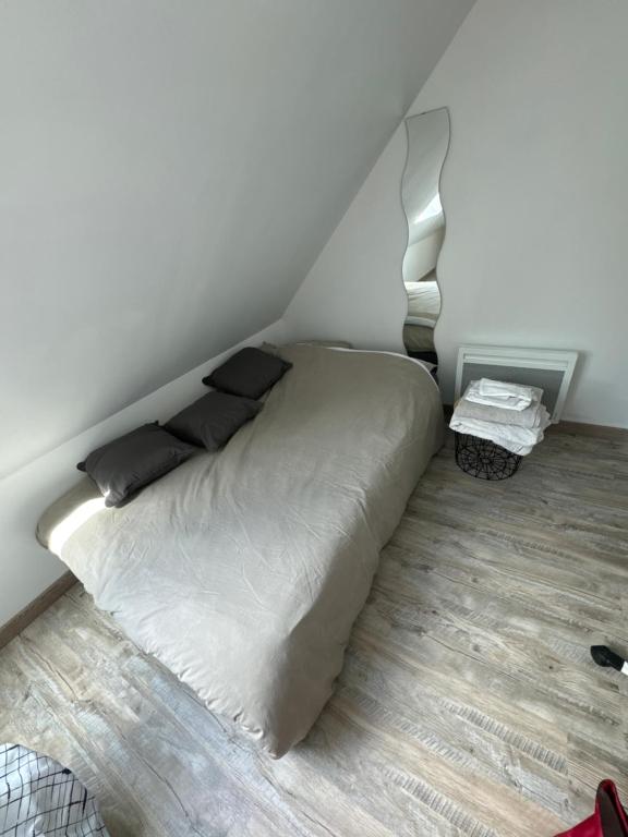 Postel nebo postele na pokoji v ubytování Chambre chez thomas