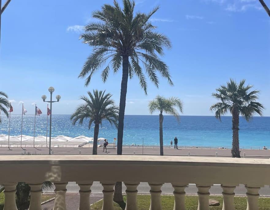 une vue sur une plage avec des palmiers et l'océan dans l'établissement Promenade des Anglais - Face à la plage, à Nice