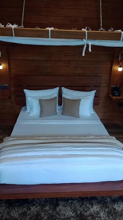 Postel nebo postele na pokoji v ubytování Lush In Ella