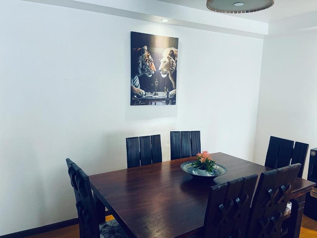 内罗毕Little heaven in ruaka的配有木桌椅的餐厅