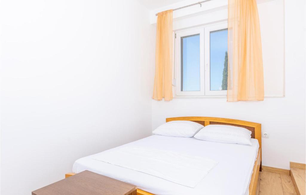 Posteľ alebo postele v izbe v ubytovaní Gorgeous Apartment In Omis With Kitchen