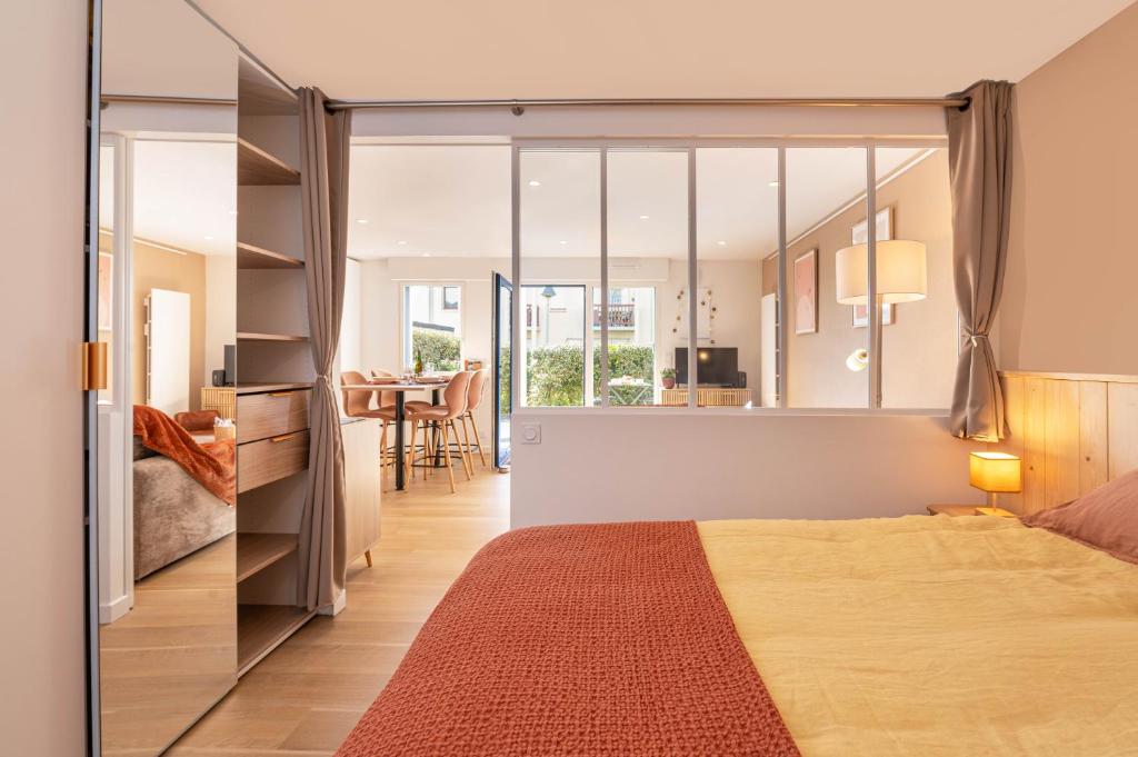 une chambre avec un lit et une grande fenêtre dans l'établissement Le Nid Bleu, à Ploemeur