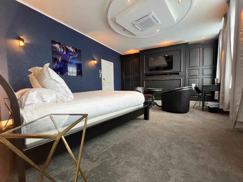 TV a/nebo společenská místnost v ubytování LOGIS Hôtel Borel