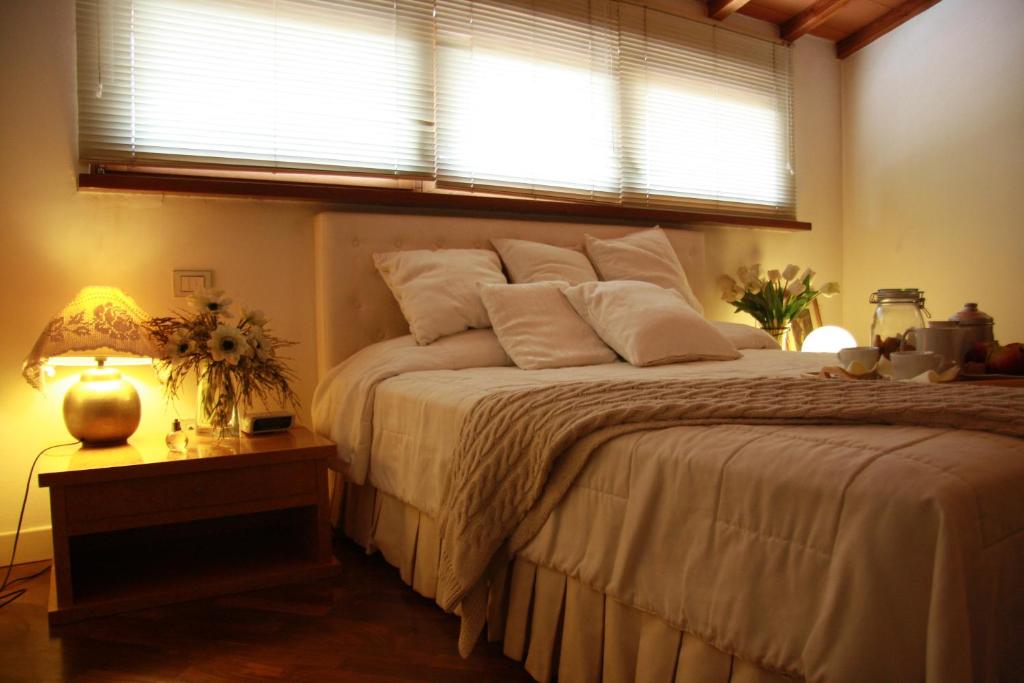 a bedroom with a bed and a lamp at Pietra E Glicine B&B in Pieve a Nievole