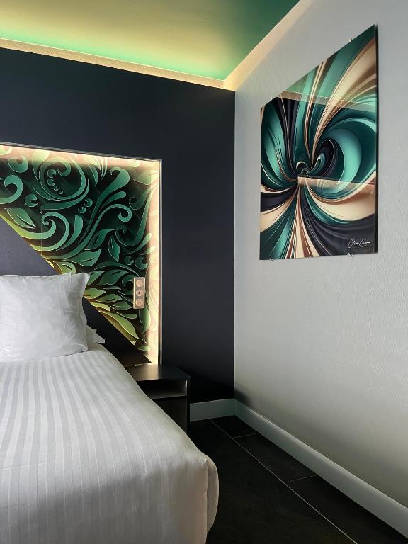 Postel nebo postele na pokoji v ubytování LOGIS Hôtel Borel