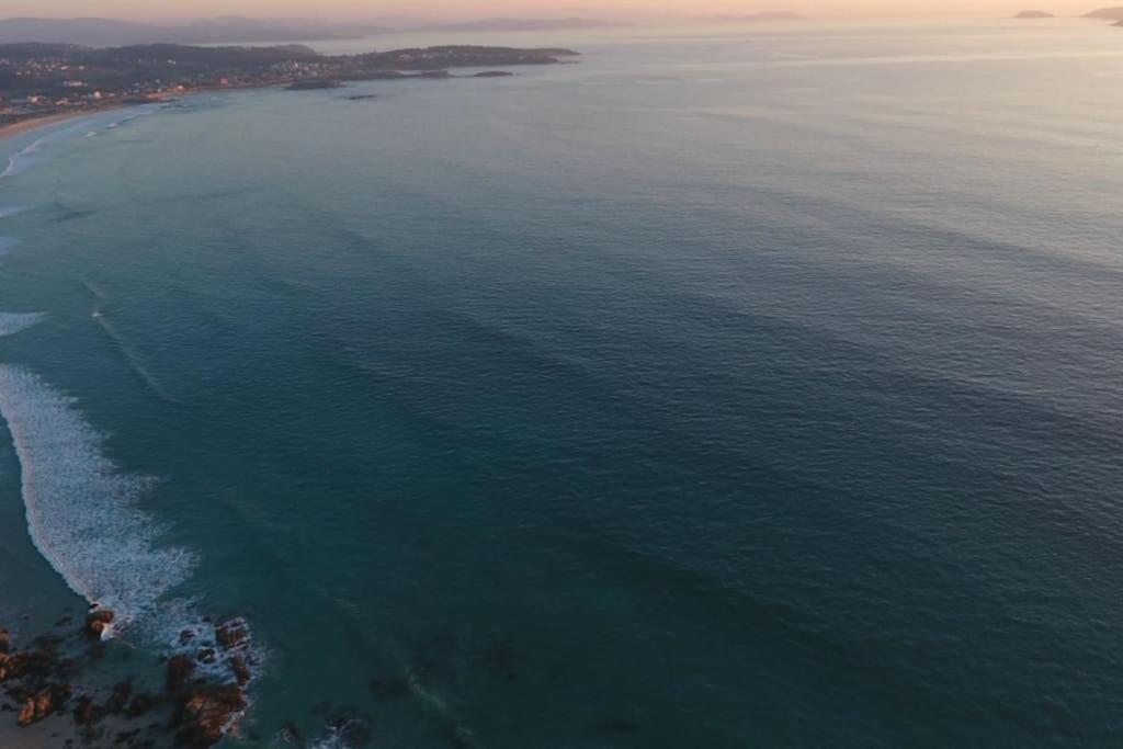 een luchtzicht op de oceaan en een strand bij Apartamento Céntrico en O Grove in O Grove