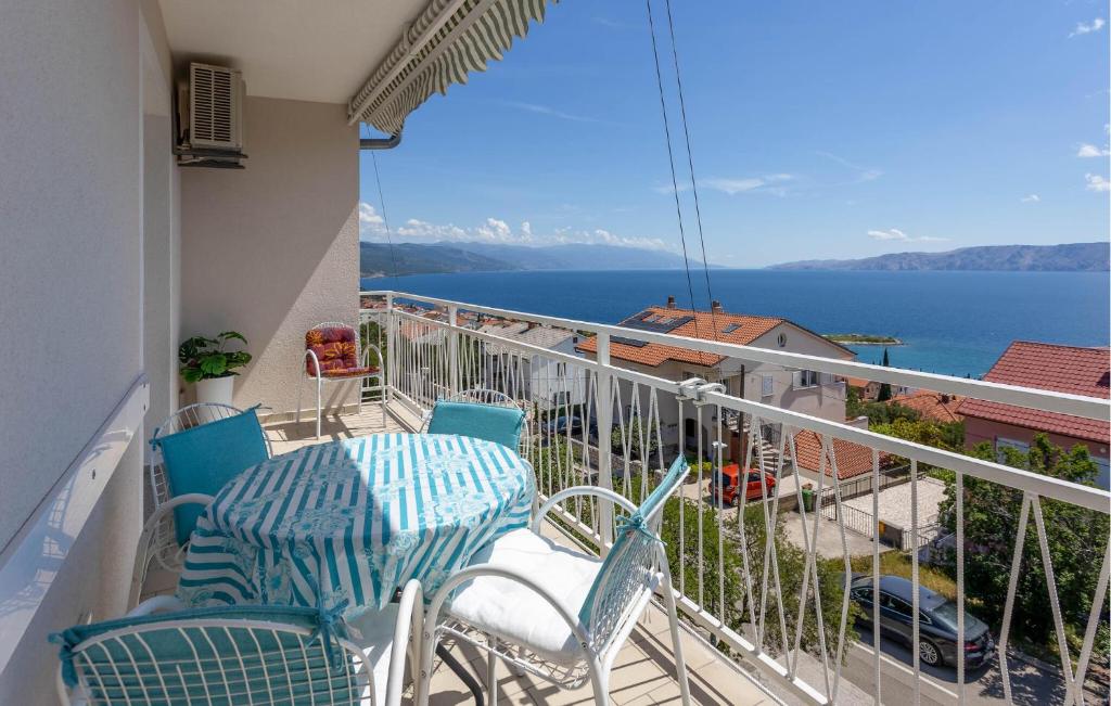 3 Bedroom Cozy Apartment In Novi Vinodolski