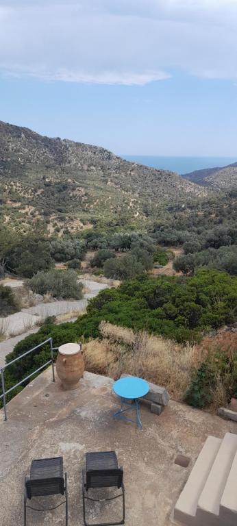 un tavolo e quattro sedie in cima a una collina di Casablu a Stavrokhórion