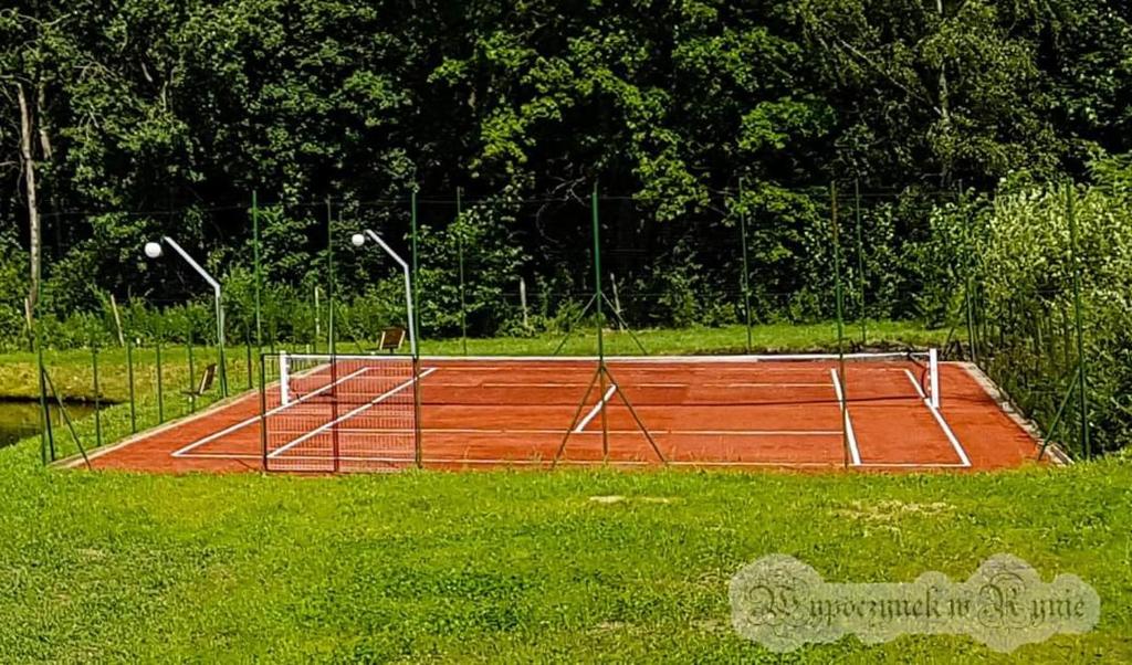 Tenis alebo squash v ubytovaní Domki cało roczne z własnym stawem nad jeziorem alebo jeho okolí