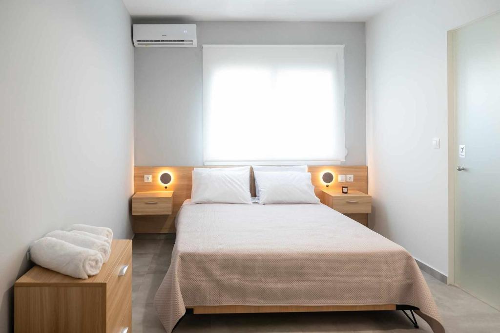 Postel nebo postele na pokoji v ubytování four sis rooms
