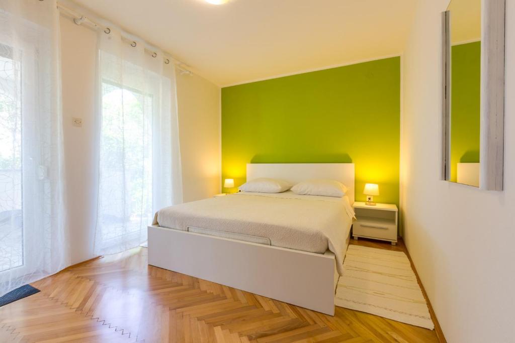 Postel nebo postele na pokoji v ubytování Apartments Matea, Mali Lošinj