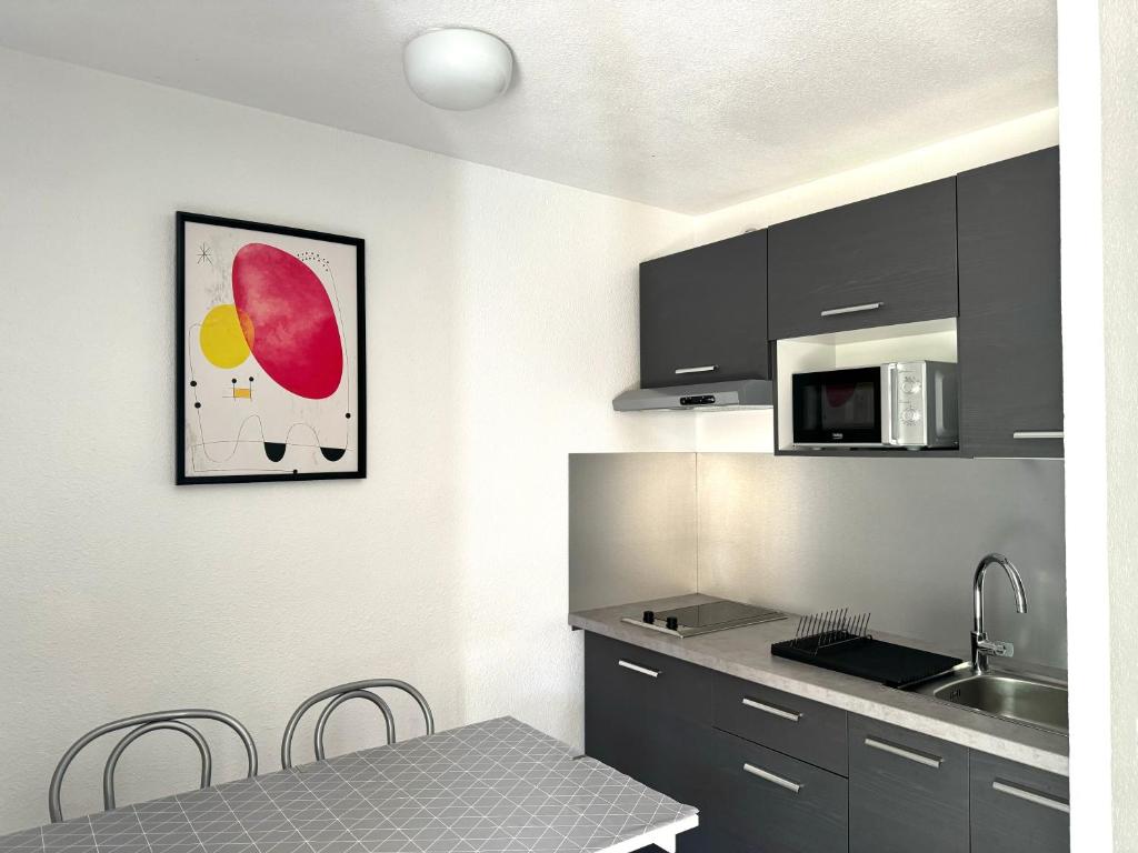 A kitchen or kitchenette at Beach Cannes Bungalows