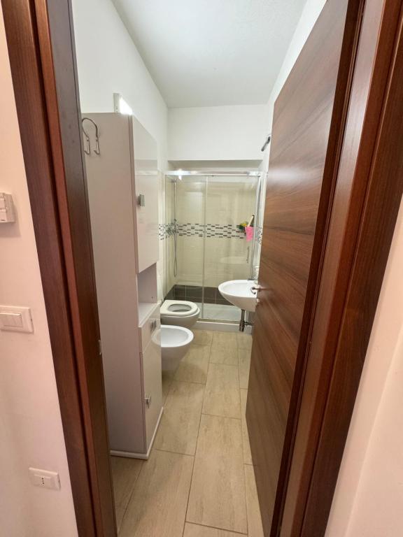 a bathroom with a toilet and a sink at Casa Vacanze Cerreto 3 in Miglianico