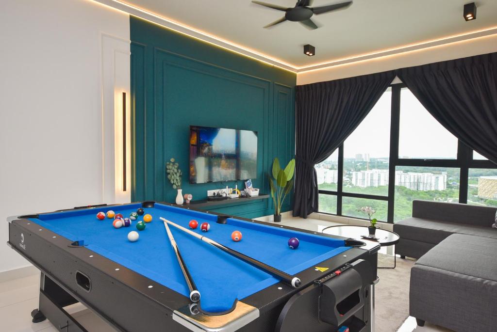 Midvalley Southkey Mosaic Suite by Nest Home - 三卧室高级公寓，带浴缸和台球桌