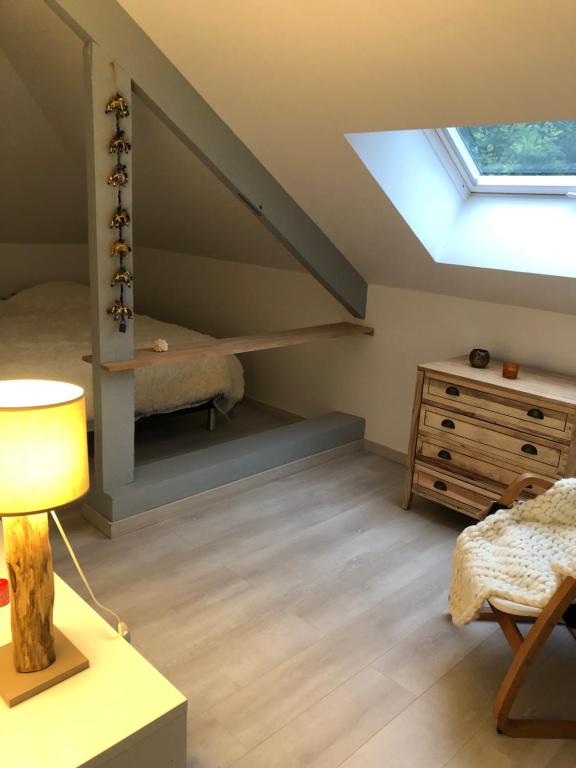 Χώρος καθιστικού στο Chez Blandine - jolie chambre et mezzanine climatisées proche UTT infrastructures sportives