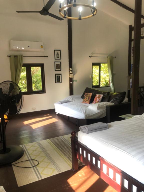 Postel nebo postele na pokoji v ubytování The Summer House Samui