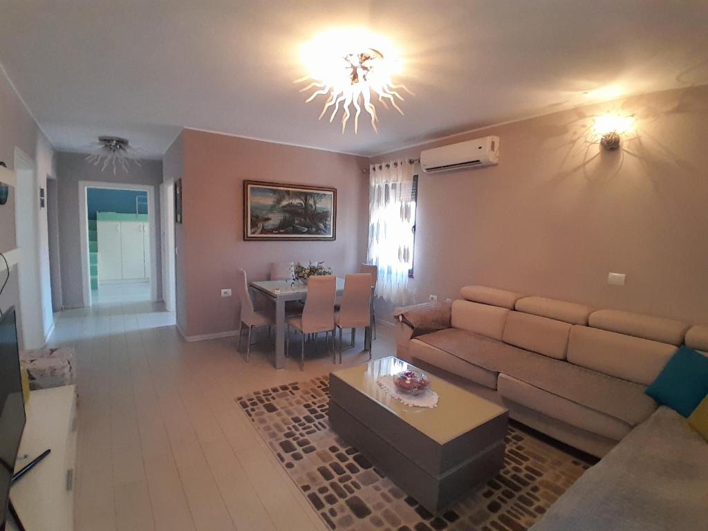 un salon avec un canapé et une table dans l'établissement Cufaj Apartaments Shkodra, à Shkodër