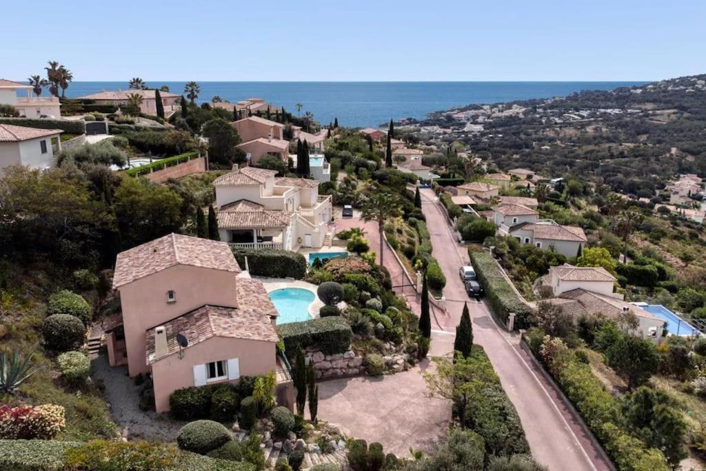 une vue aérienne d'une maison avec piscine dans l'établissement Villa Thymfalaise - Heated Pool, Sea-View, Close to Beach, à Roquebrune-sur Argens