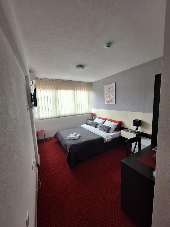 Postel nebo postele na pokoji v ubytování Rooms S&S Milicevic u strogom centru Aleksandrovca